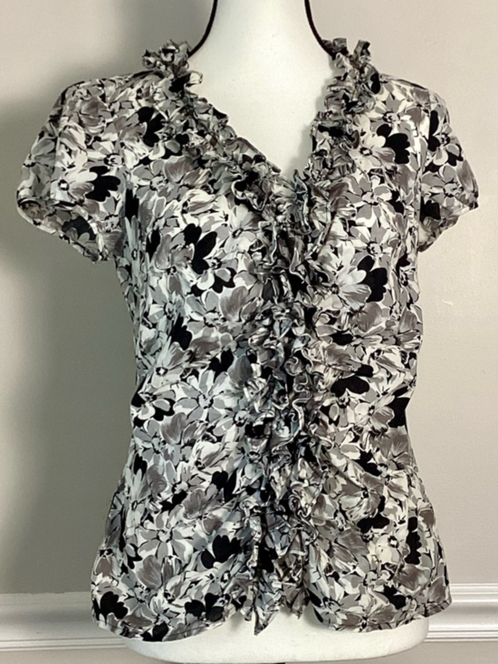 LOFT Ann Taylor Petite 4 Floral Ruffle V-Neck Blouse Black Gray Cotton Y2K Top